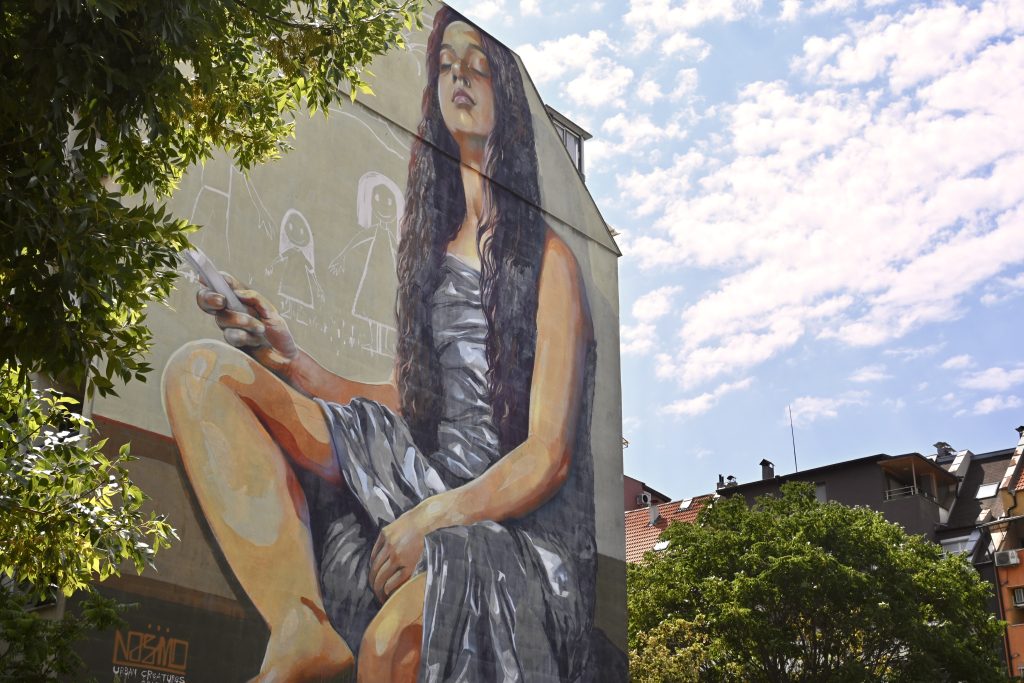Street art Sofia murales di Nasimo con ragazza sognante