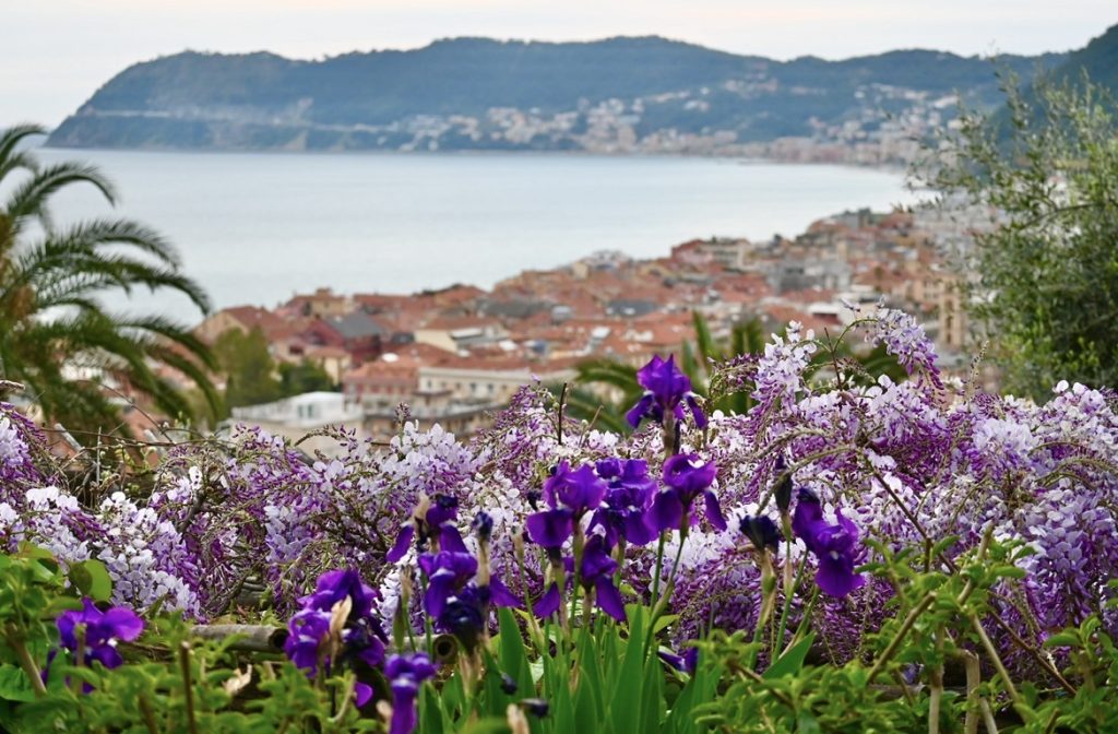 Vista sulla baia dai Giardini di Villa della Pergola ad Alassio